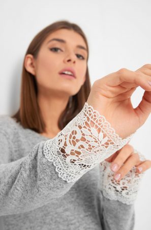 Pulover cu mâneci ajurate