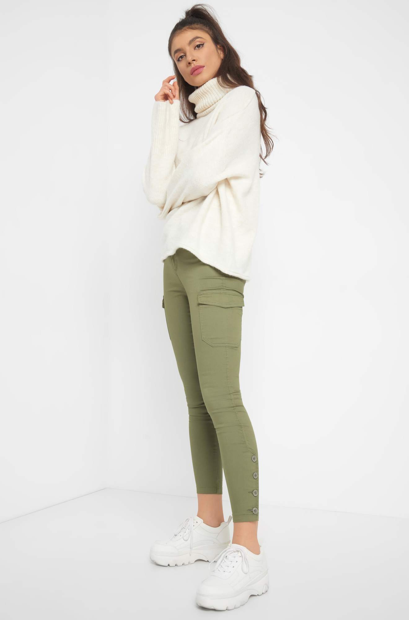 Pantaloni cargo cu nasturi