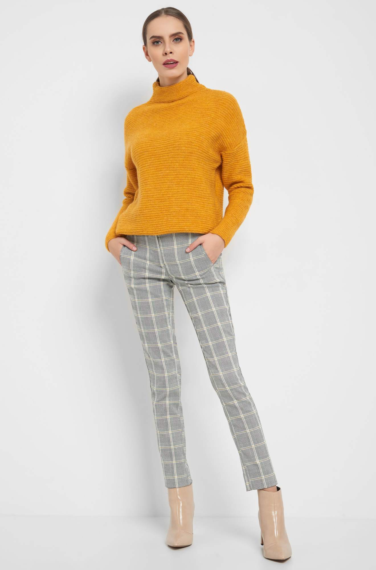 Pantaloni în carouri