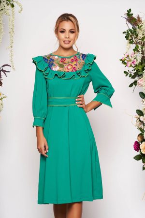 Rochie LaDonna verde eleganta in clos brodata din stofa subtire usor elastica captusita pe interior si accesorizata cu cordon