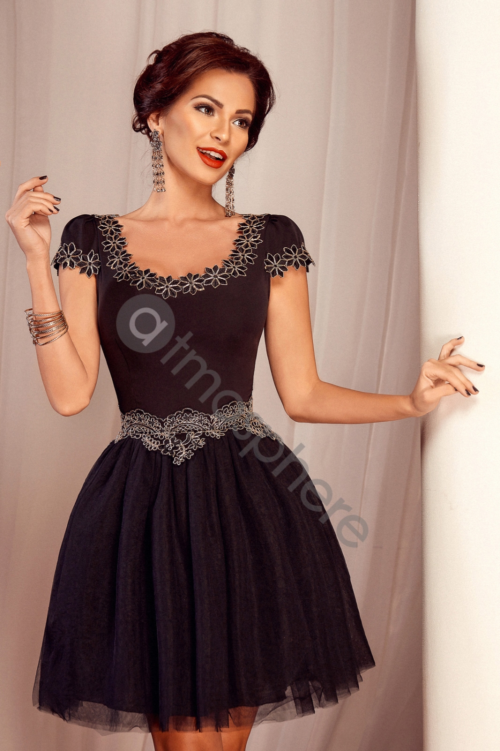 Rochie baby-doll neagra cu broderie florala aurie Rn 916