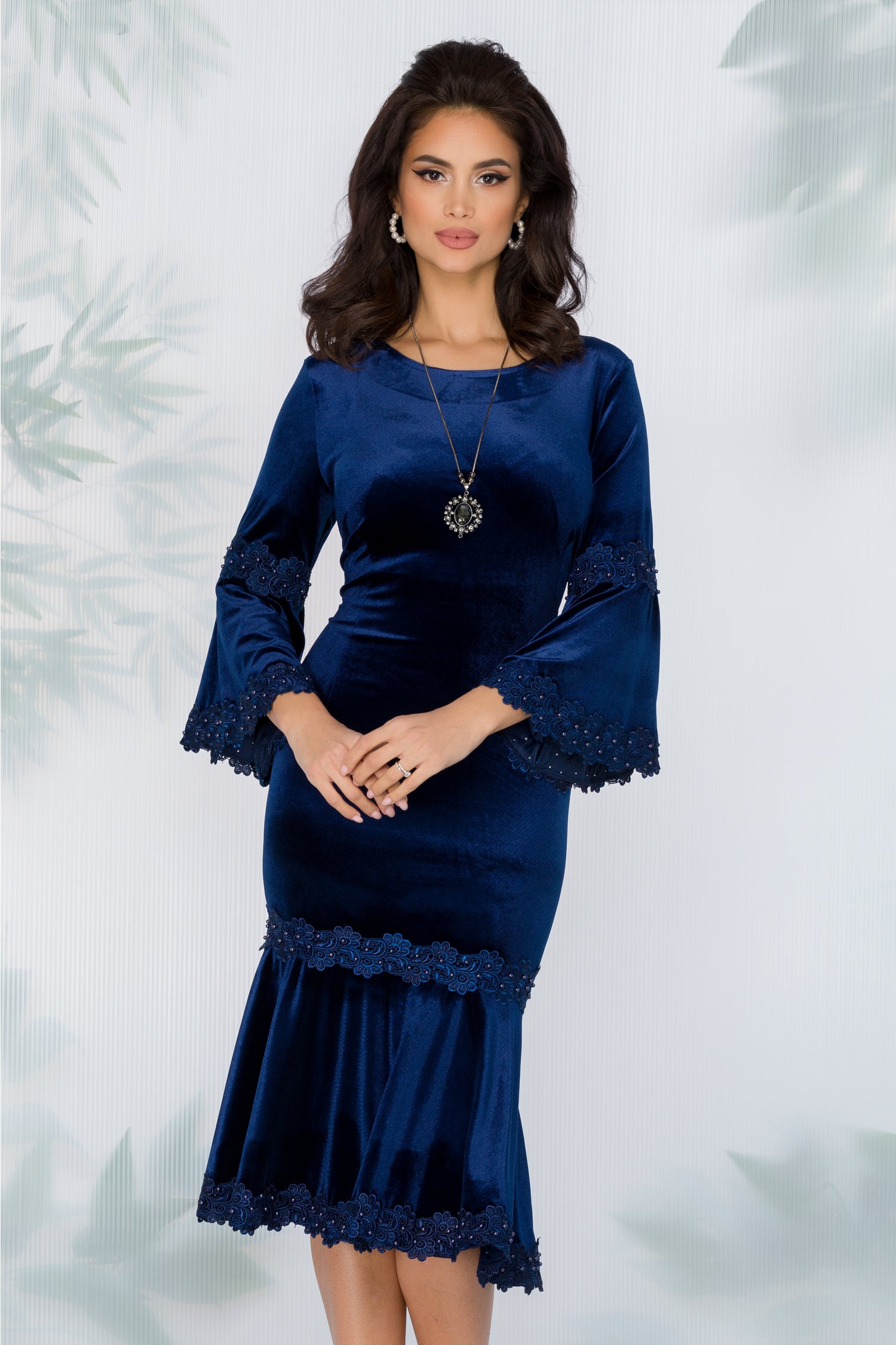 Rochie Cleopatra bleumarin din catifea cu insertii din dantela si margelute