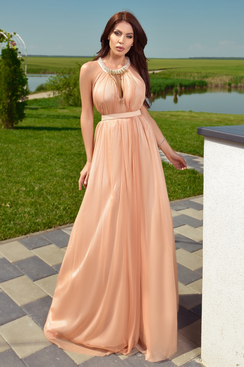 Rochie lunga tul bej si colier Rn 2395