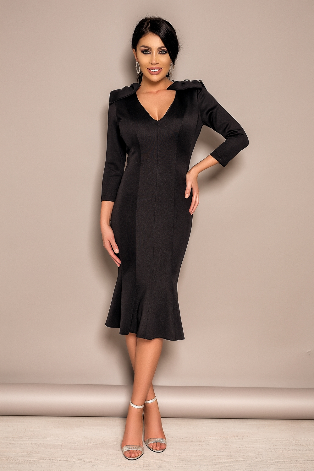 Rochie midi neagra cu accesoriu la umeri Rn 2150